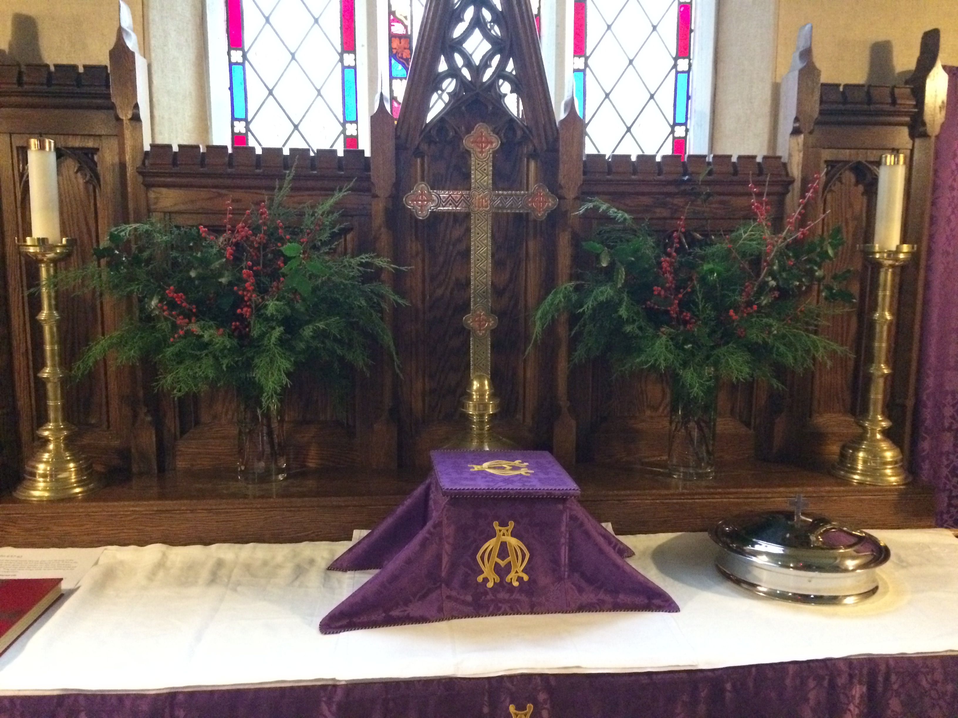 Sunday, December 4th at St. Luke's: Flowers on the Altar.